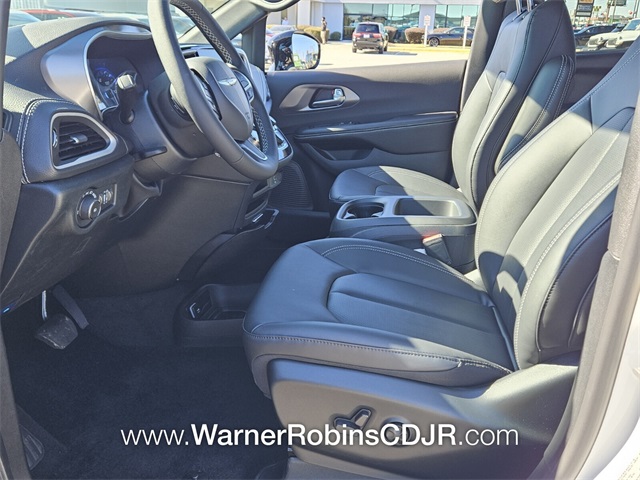 2026 Chrysler Pacifica photo 2