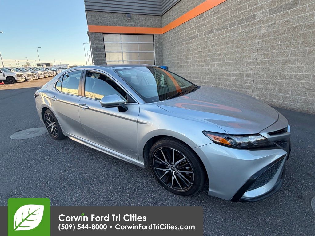 2021 Toyota Camry SE's photo