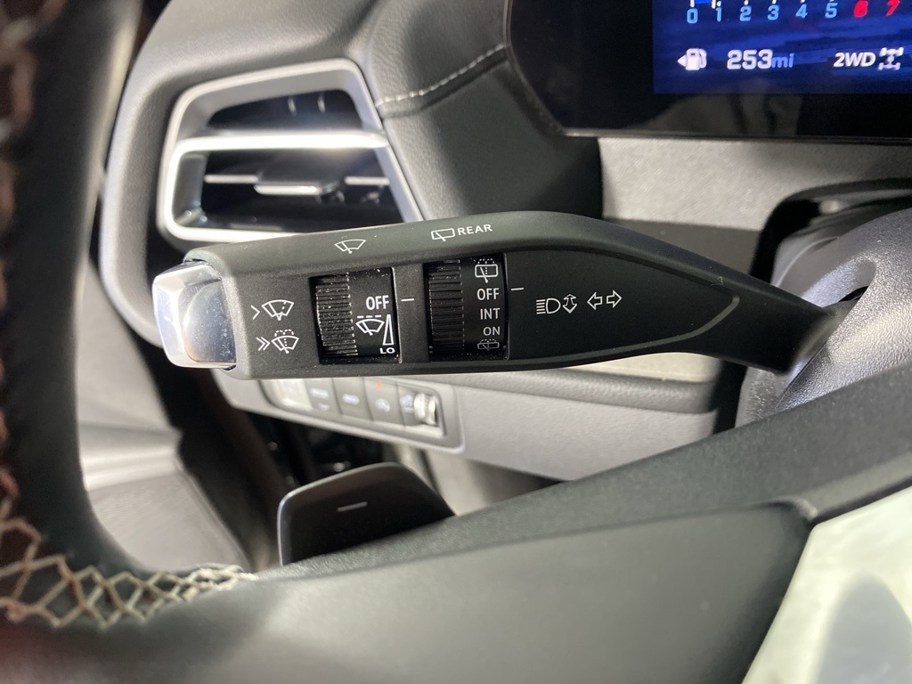 2024 Chevrolet Traverse 2LT photo 28
