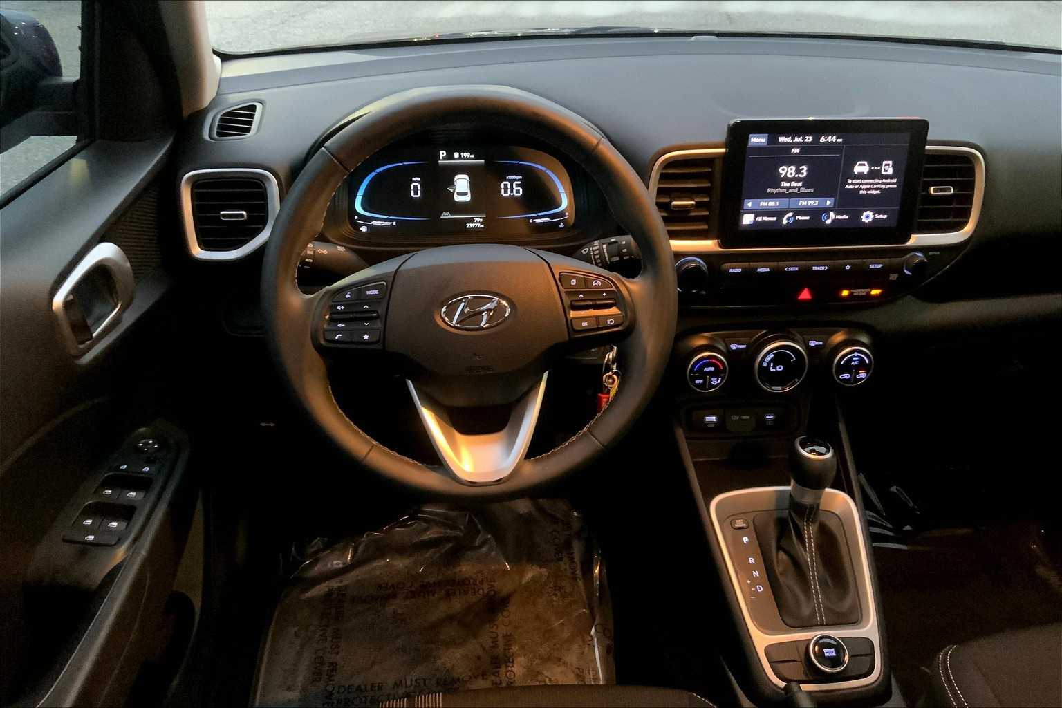 2023 Hyundai Venue SEL photo 4