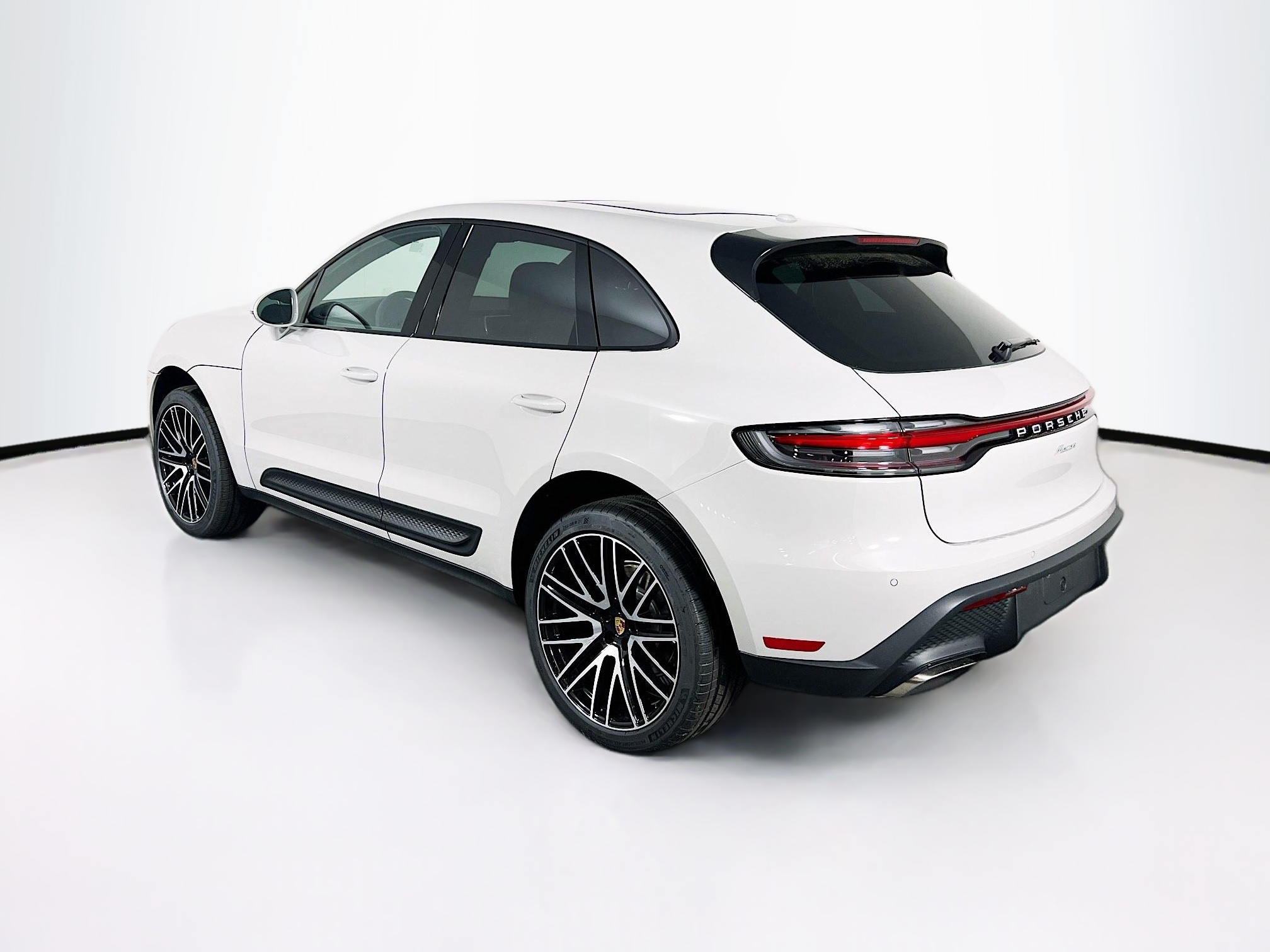 2025 Porsche Macan T photo 3