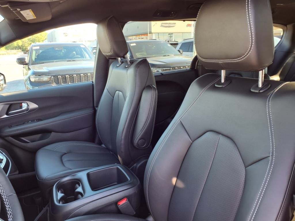 2026 Chrysler Pacifica photo 10