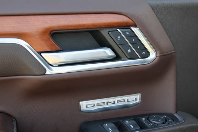 Used 2022 White Frost Tricoat GMC Denali image 13