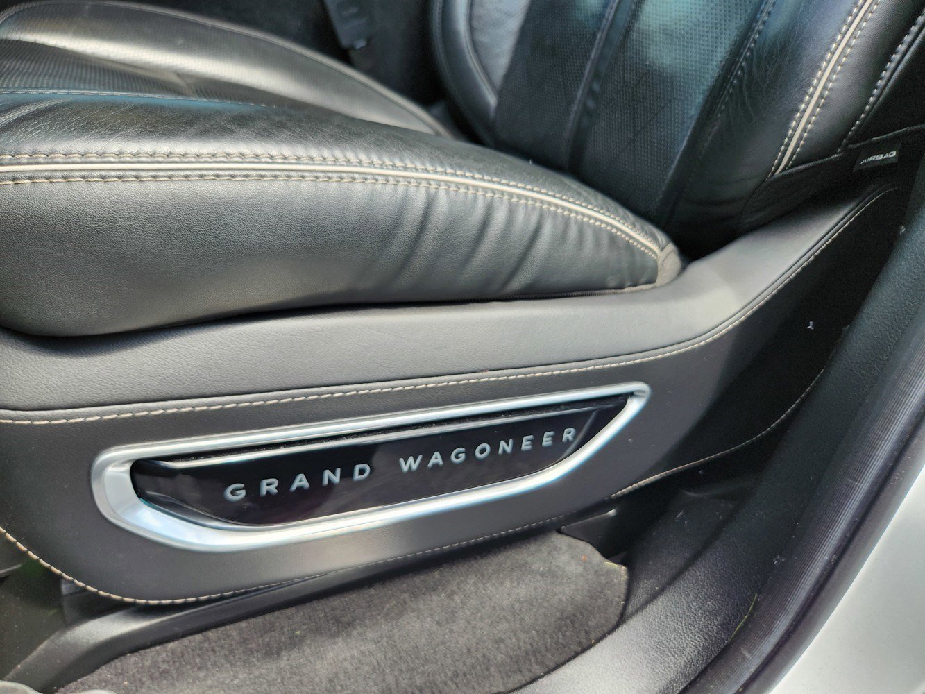 2022 Jeep Grand Wagoneer II photo 27