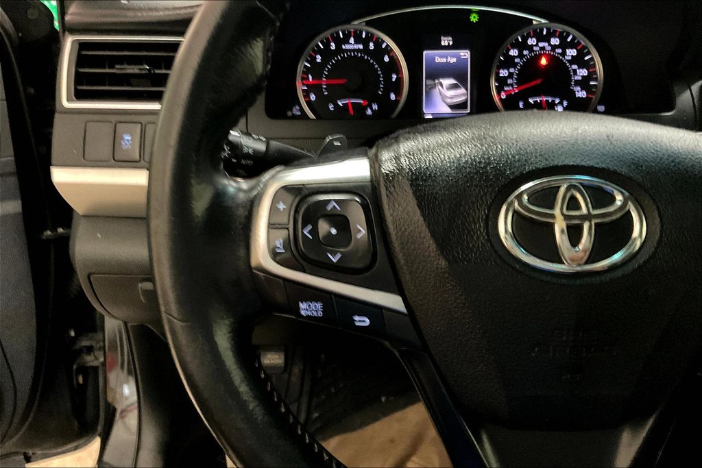 2015 Toyota Camry XLE photo 11