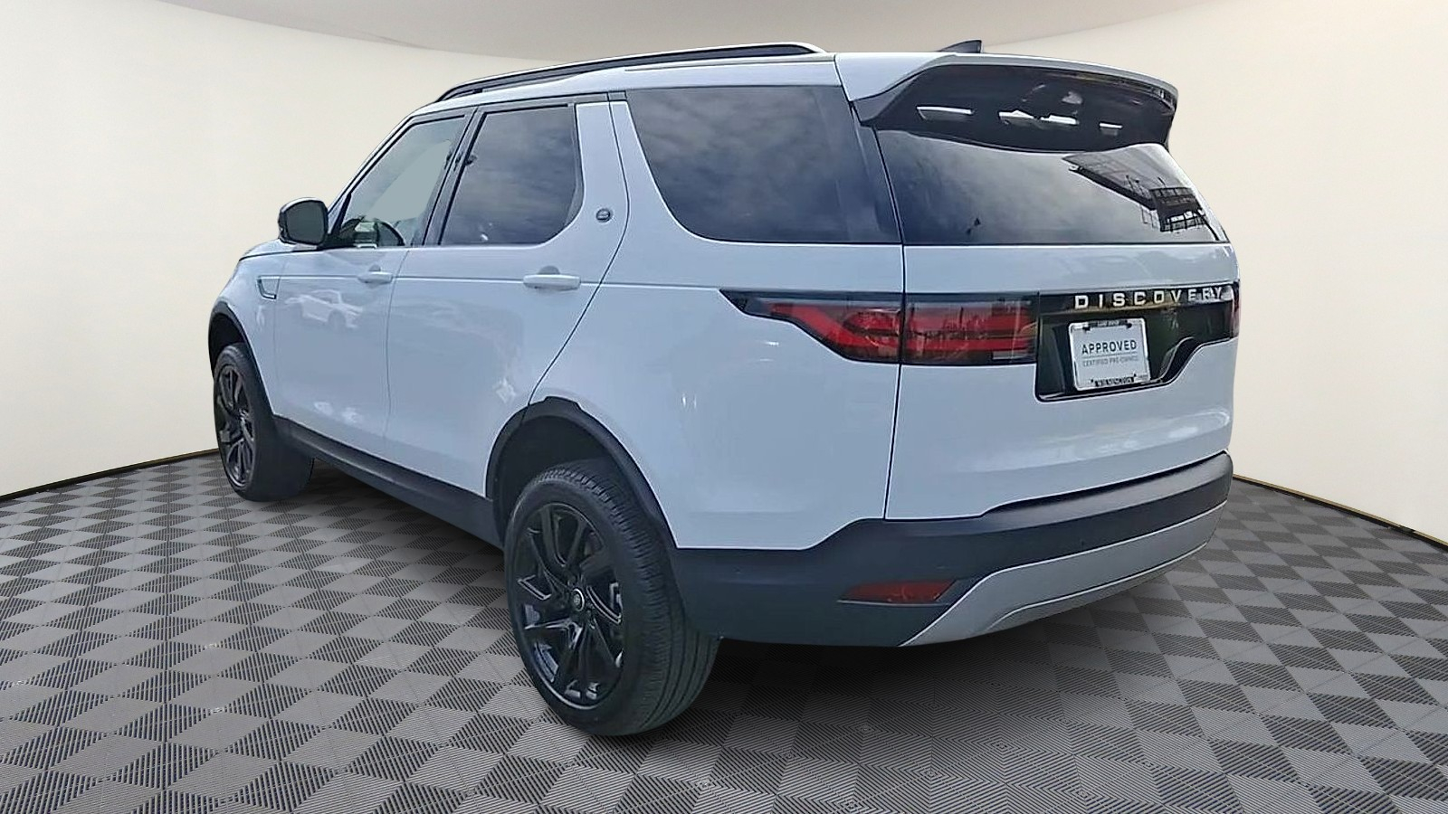 2024 Land Rover Discovery P300 S photo 4
