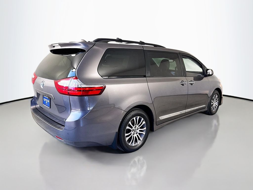 2018 Toyota Sienna XLE Premium photo 10