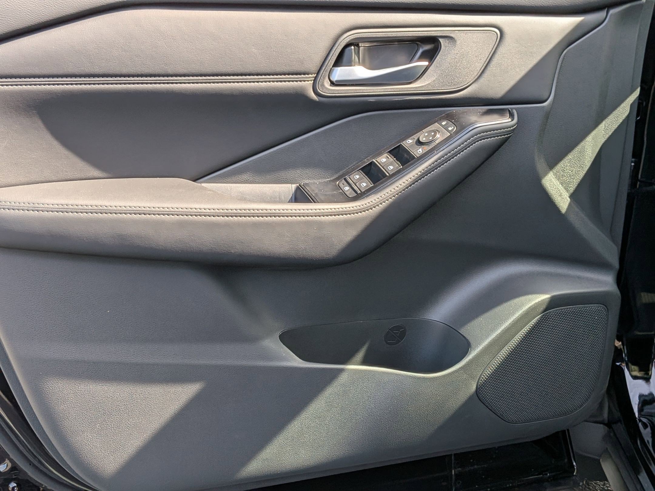 2026 Nissan Rogue SV photo 11
