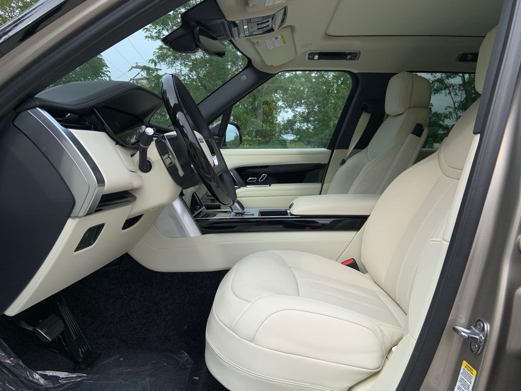 2025 Land Rover Range Rover SE photo 11