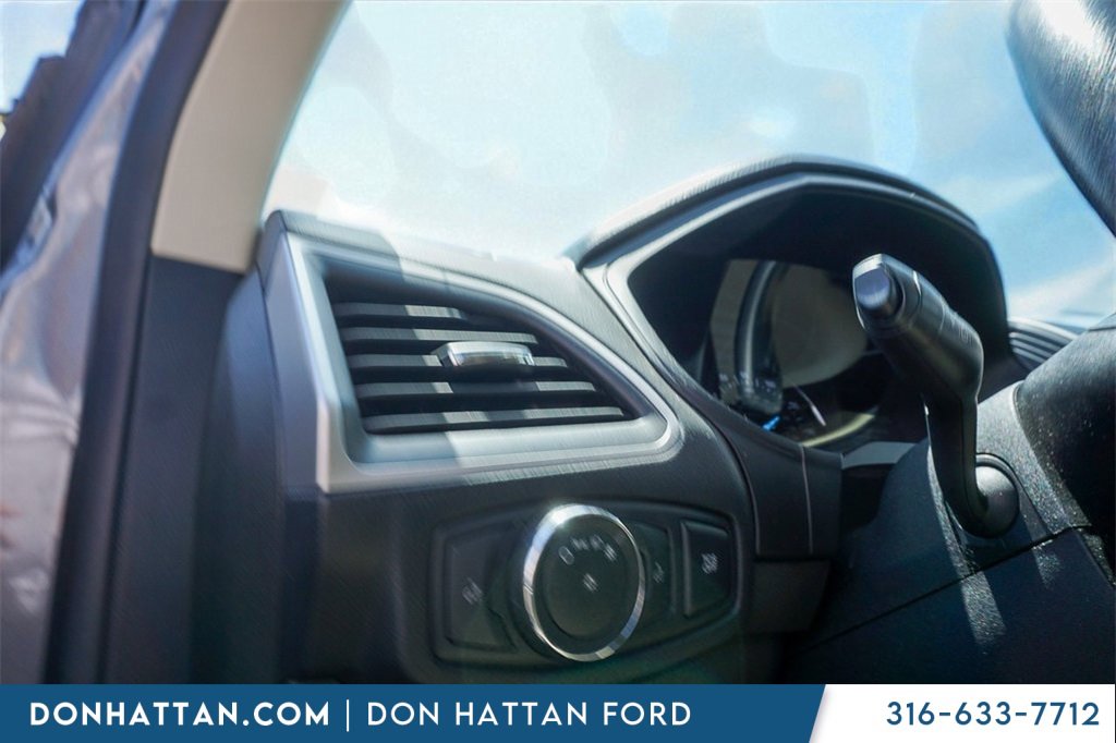 2022 Ford Edge SEL photo 16