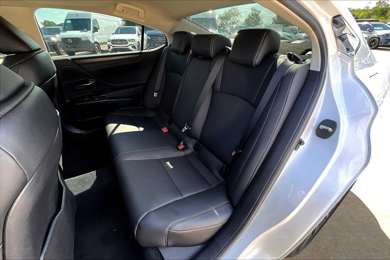 2025 Lexus ES 350 photo 19