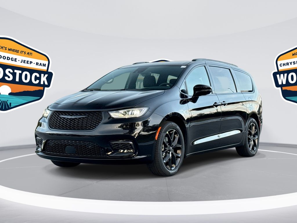 2026 Chrysler Pacifica Select's photo