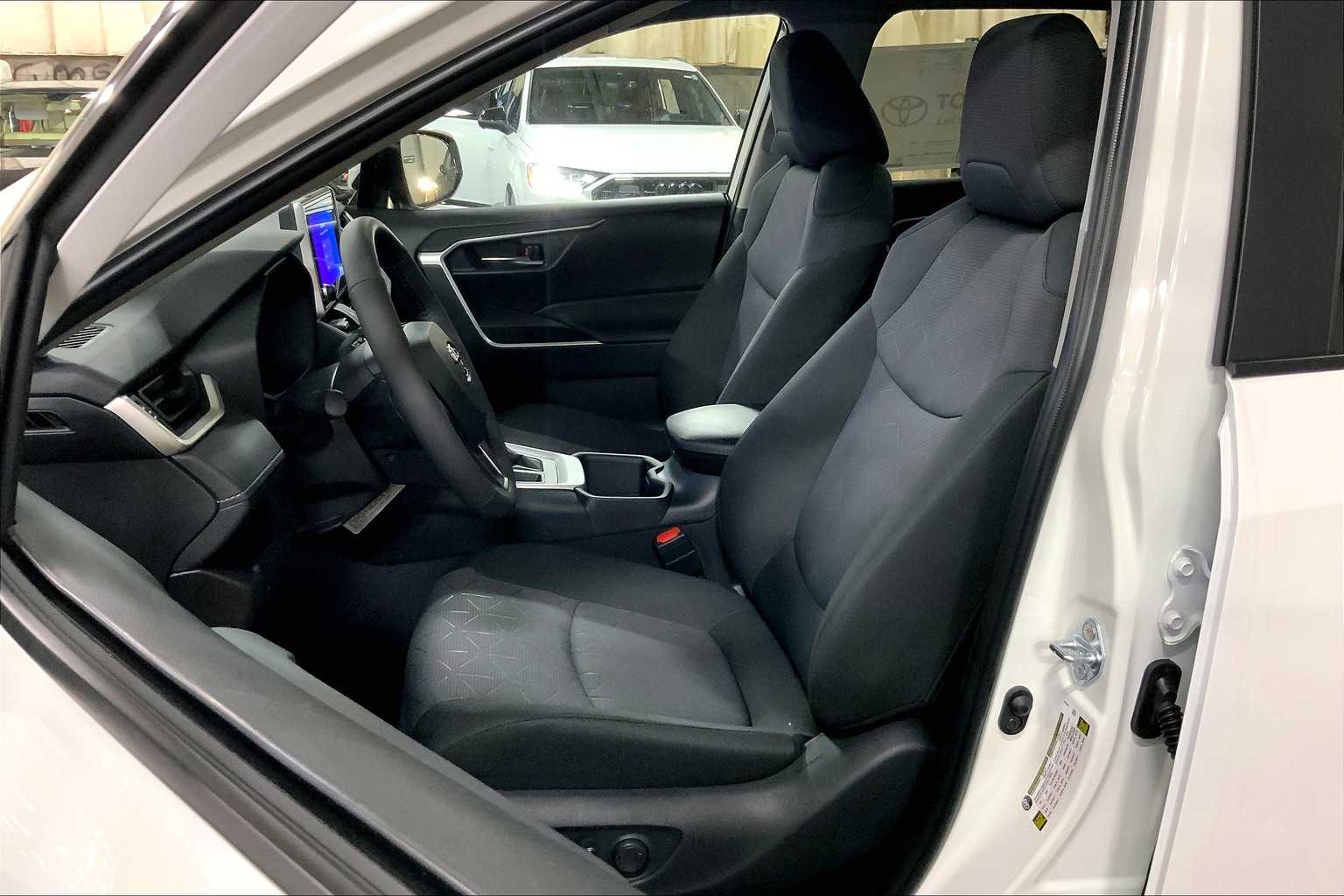 2025 Toyota RAV4 XLE photo 9