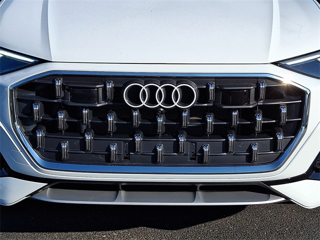 2024 Audi Q8 55 Premium Plus photo 9