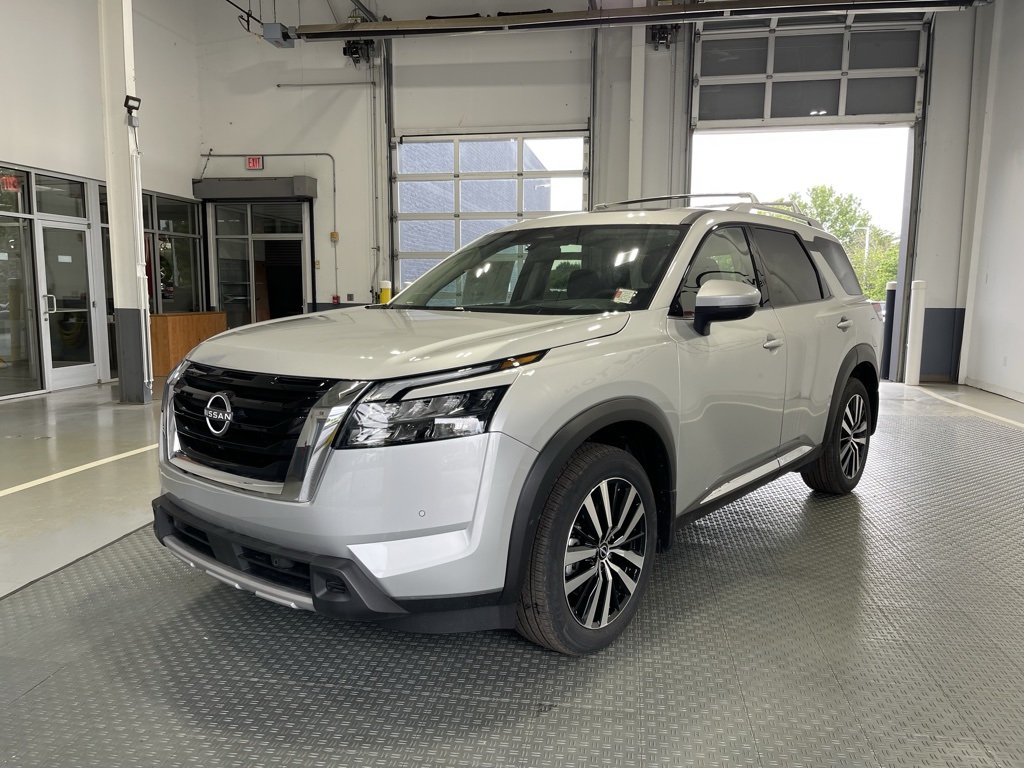 2025 Nissan Pathfinder Platinum photo 3
