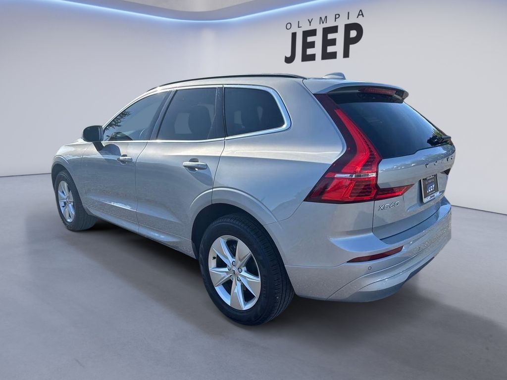 2022 Volvo XC60 B5 Momentum photo 3