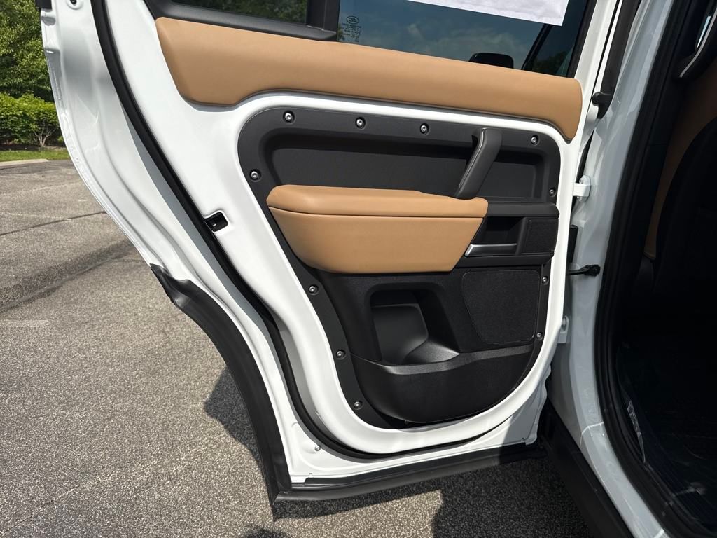 2025 Land Rover Defender 130 X-Dynamic SE photo 15