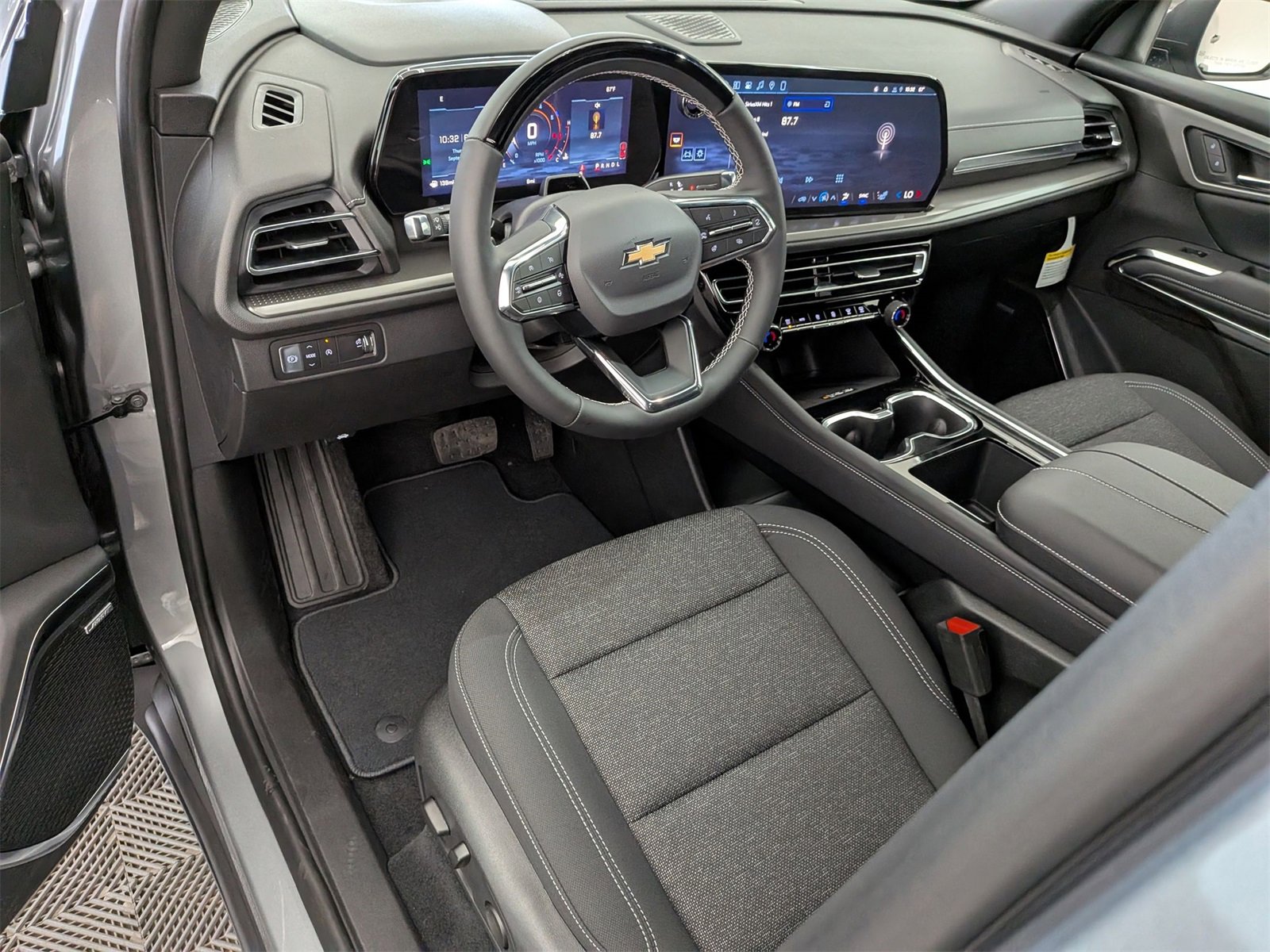 2026 Chevrolet Traverse photo 2