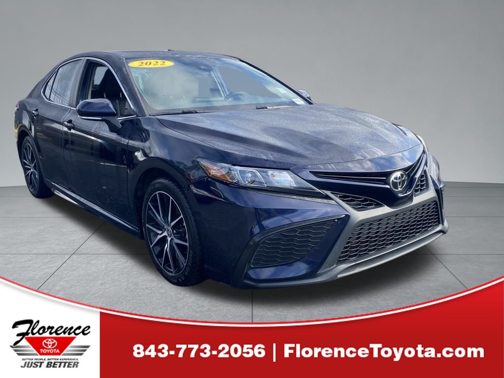 2022 Toyota Camry SE's photo