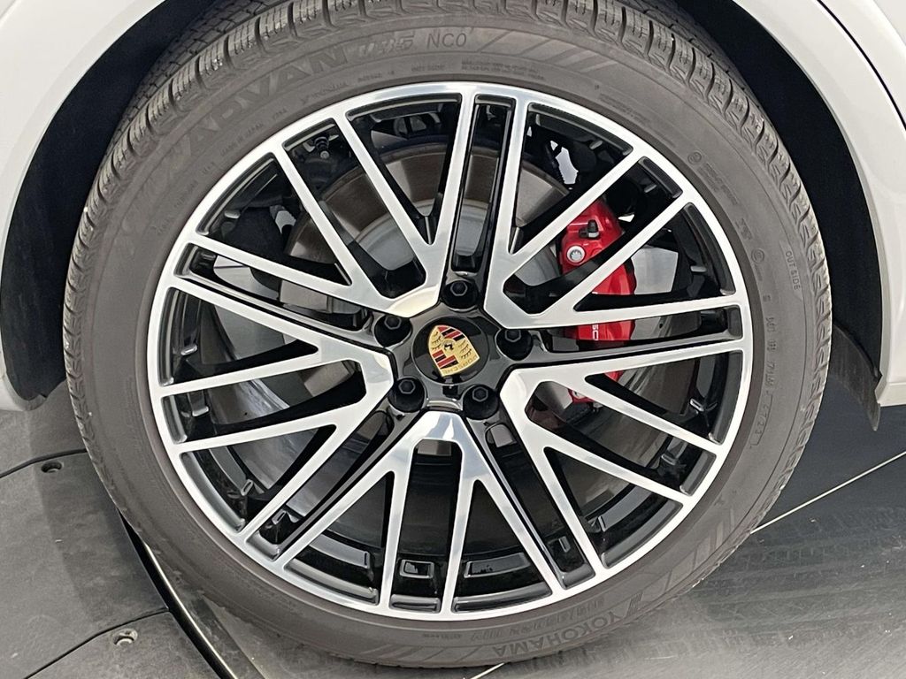 2024 Porsche Cayenne S photo 13