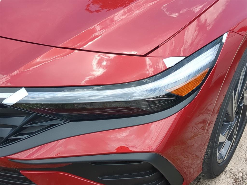 2025 Hyundai Elantra SEL Sport photo 4