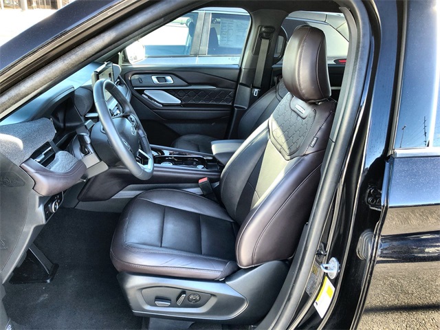 2025 Ford Explorer Platinum photo 2