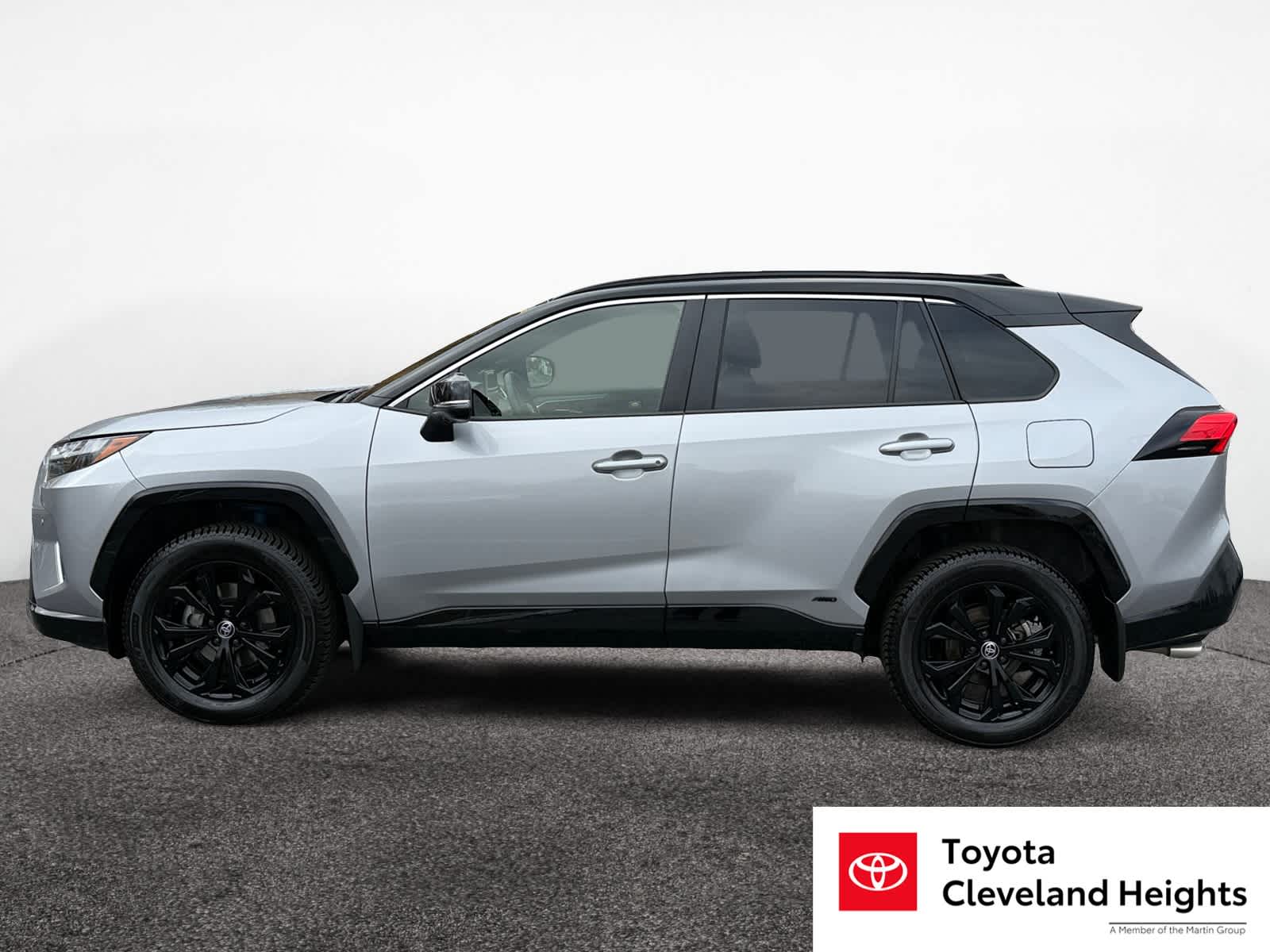 2024 Toyota RAV4 Hybrid XSE photo 2