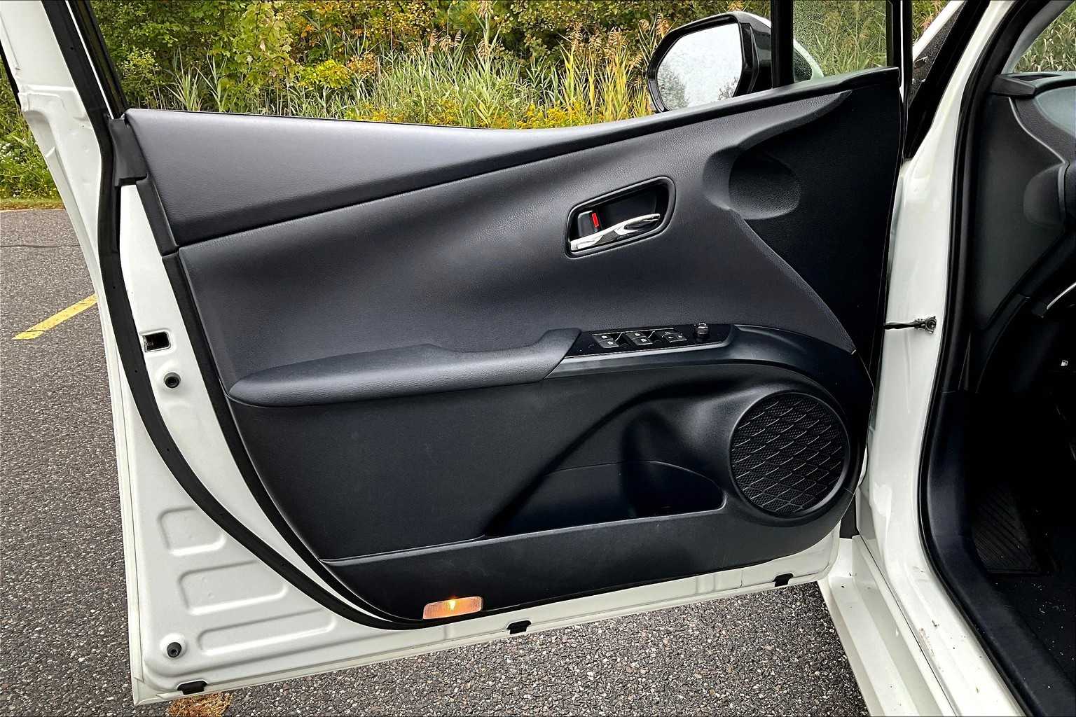 2016 Toyota Prius Three Touring photo 21