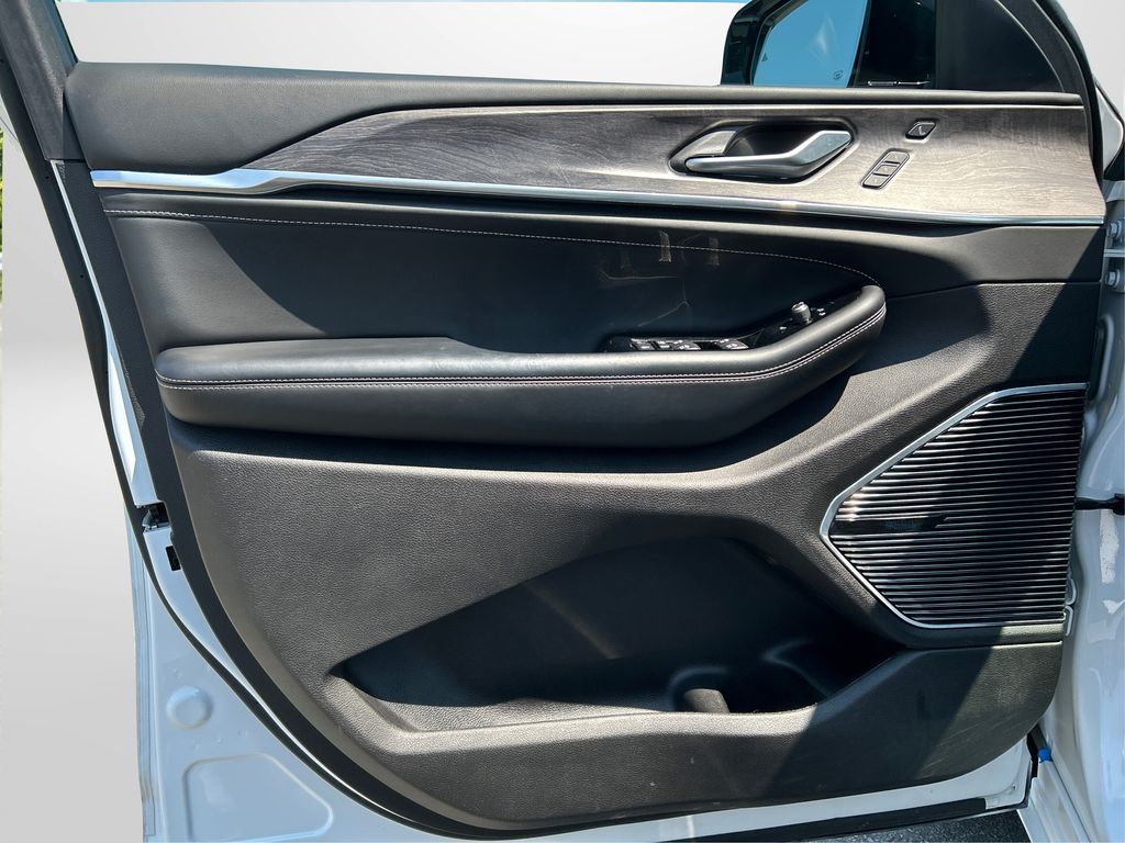 2023 Jeep Grand Cherokee Overland photo 25