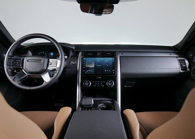 2026 Land Rover Discovery photo 4