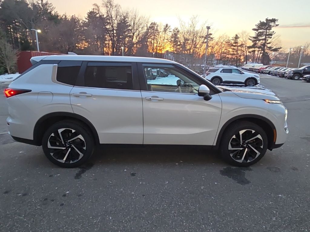 2024 Mitsubishi Outlander SE's photo