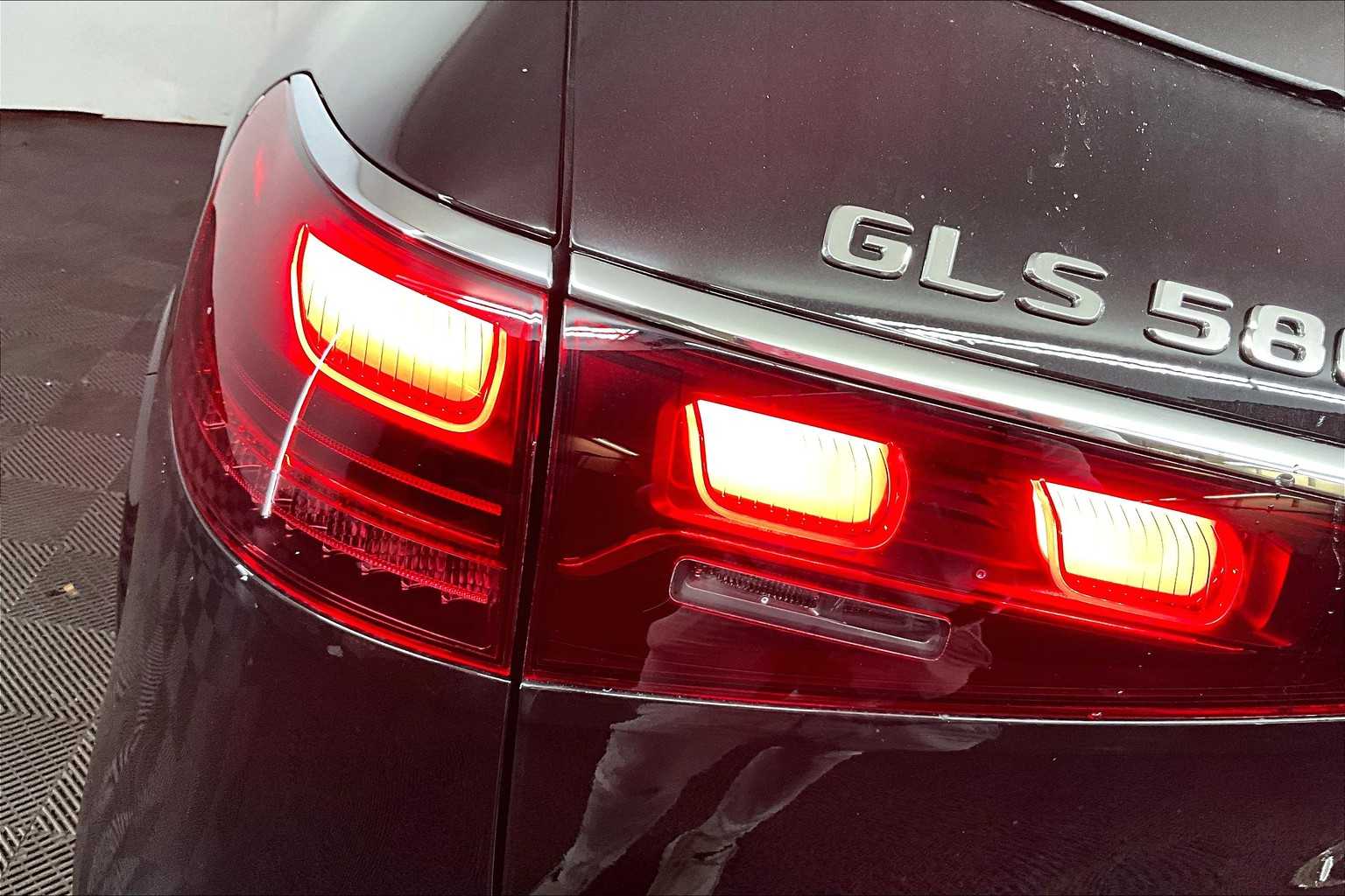 2026 Mercedes Benz GLS 580 4MATIC photo 5