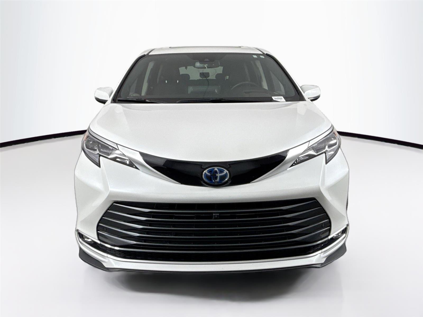 2024 Toyota Sienna Platinum photo 3