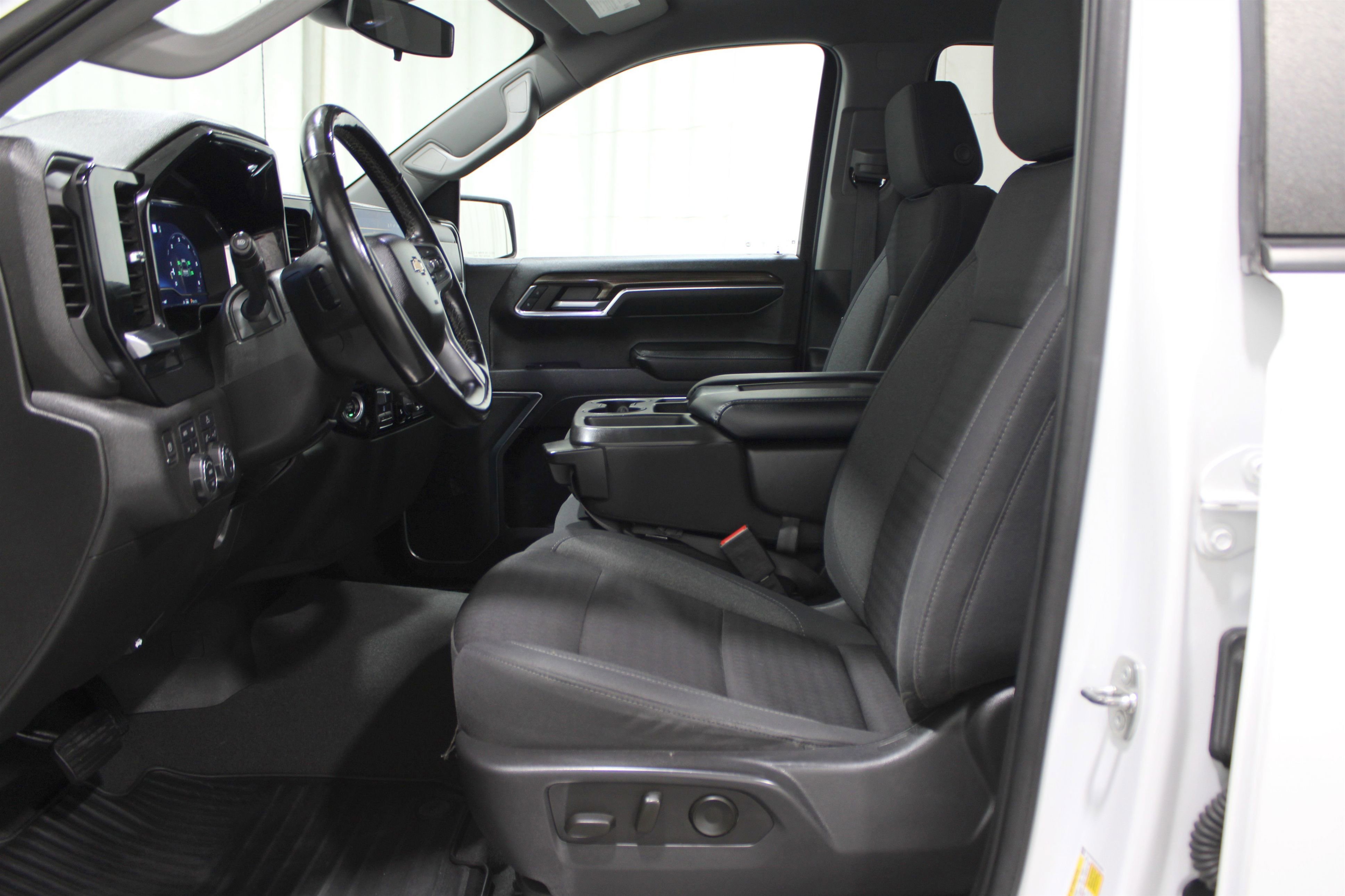 2023 Chevrolet Silverado 1500 LT photo 3