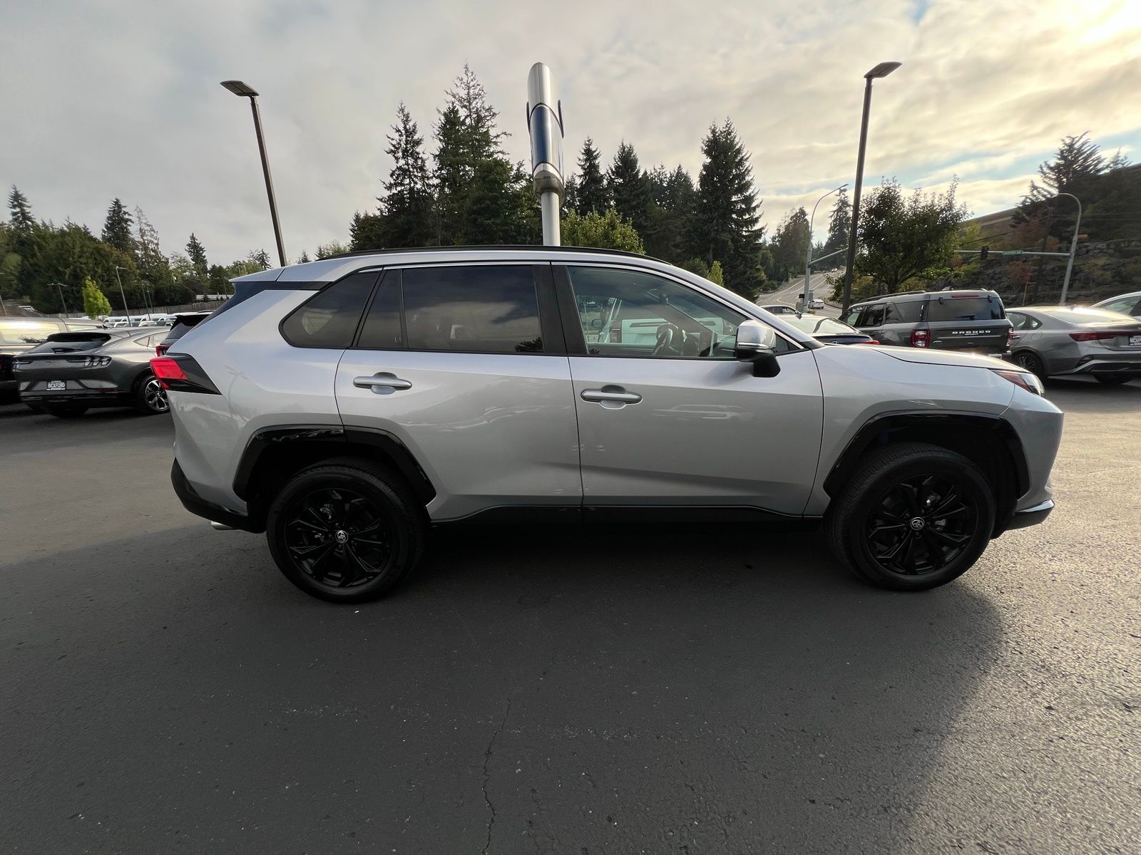 2023 Toyota RAV4 Hybrid SE photo 4