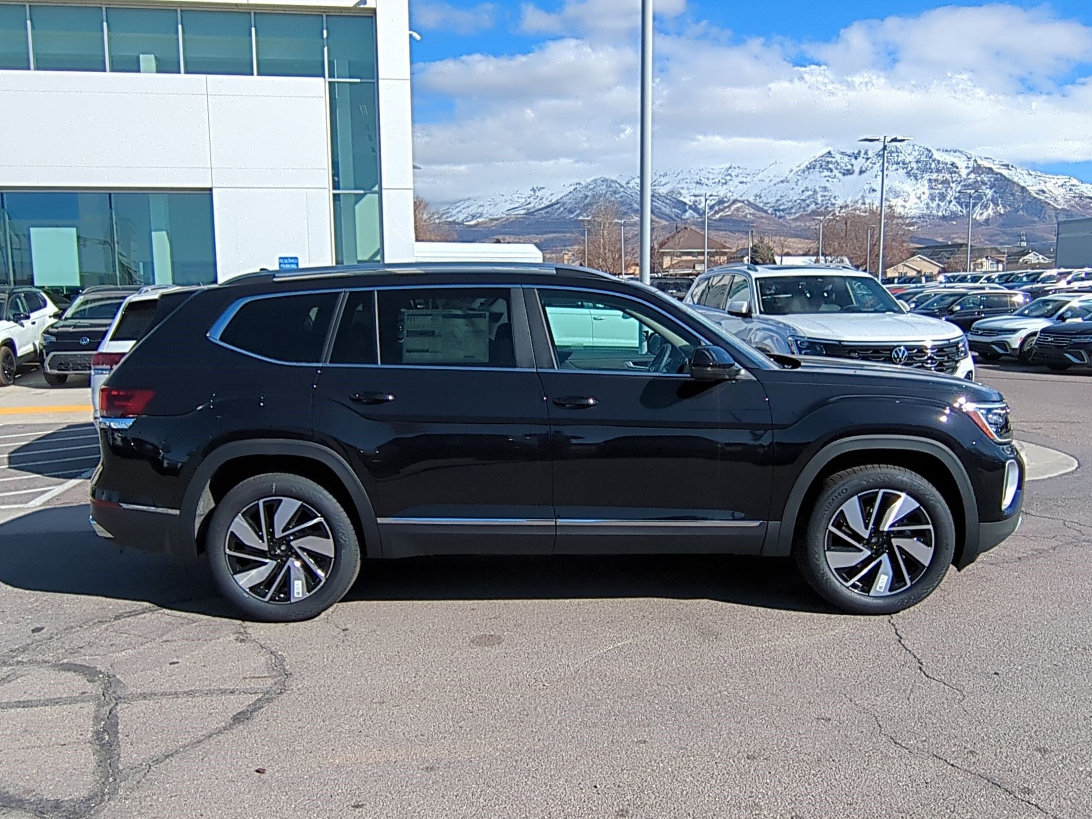 2025 Volkswagen Atlas SEL photo 2