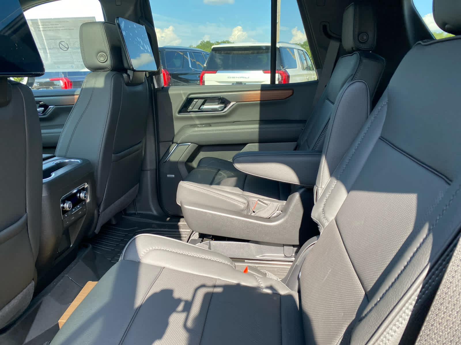 2025 Gmc Yukon Denali photo 26