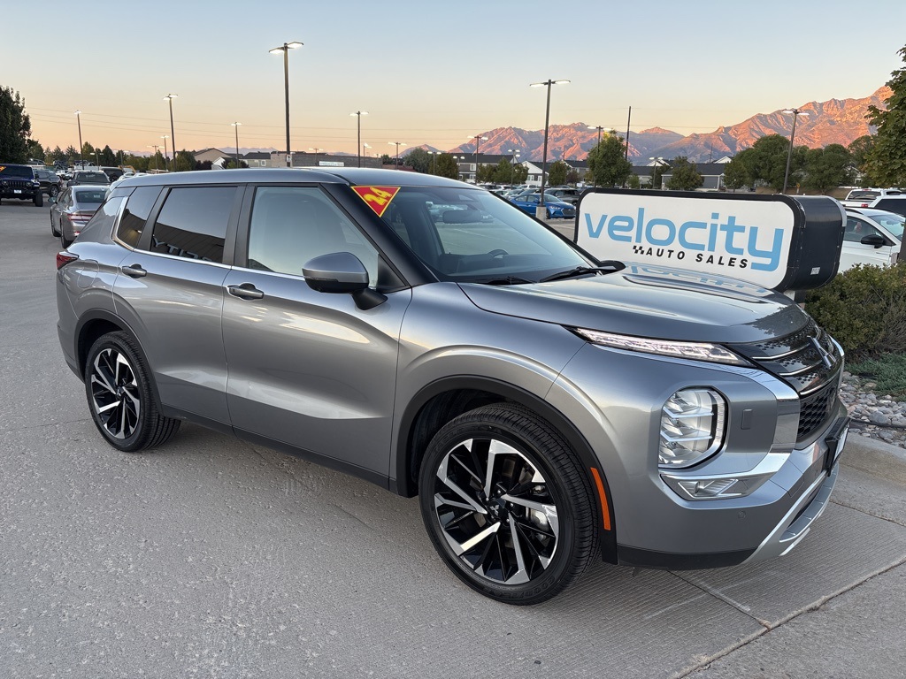 2024 Mitsubishi Outlander SE's photo