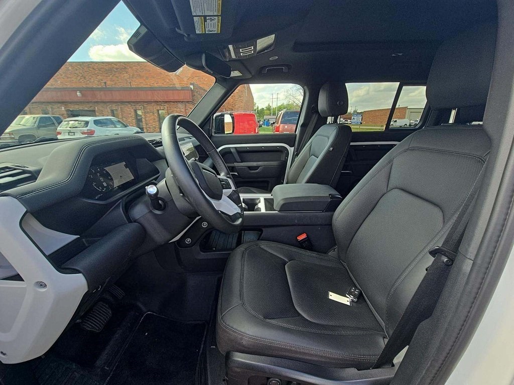 2025 Land Rover Defender 110 S photo 3