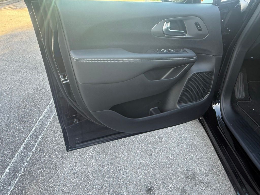 2026 Chrysler Pacifica photo 22