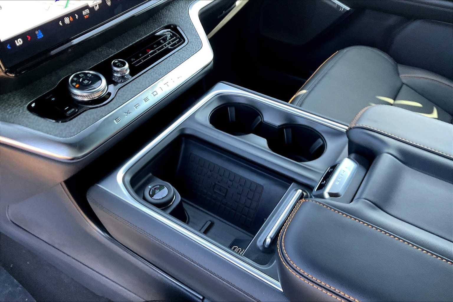 2025 Ford Expedition photo 7