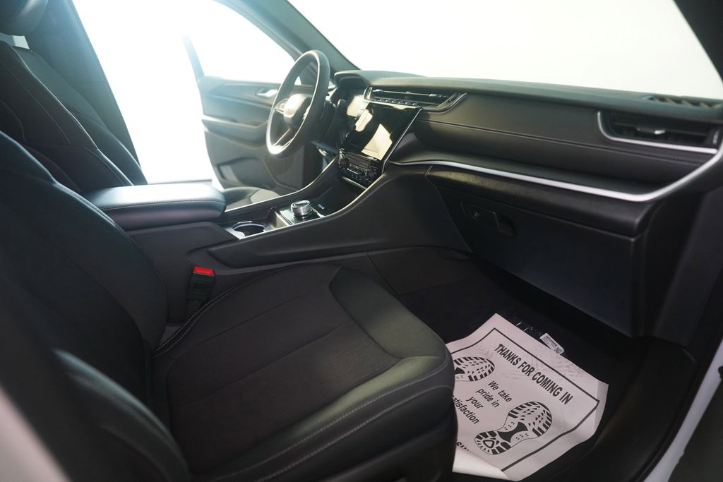 Used 2025 White Jeep Laredo image 27