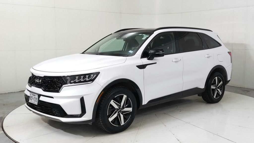 Used 2022 White Kia S image 1