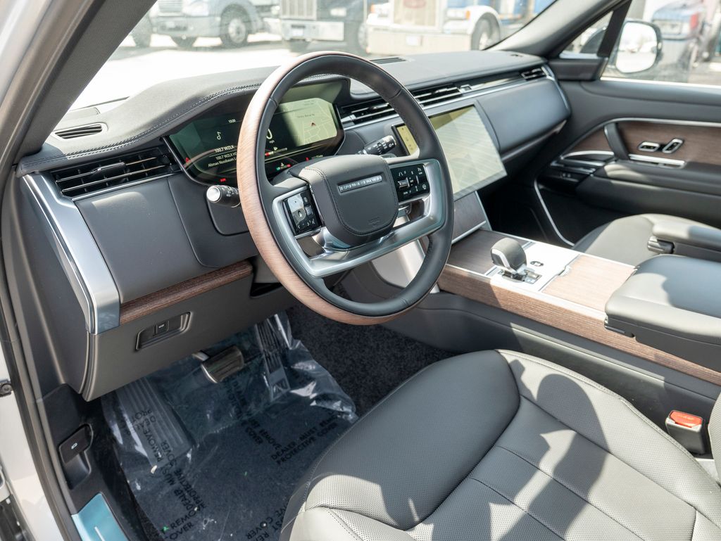 2025 Land Rover Range Rover SE photo 11
