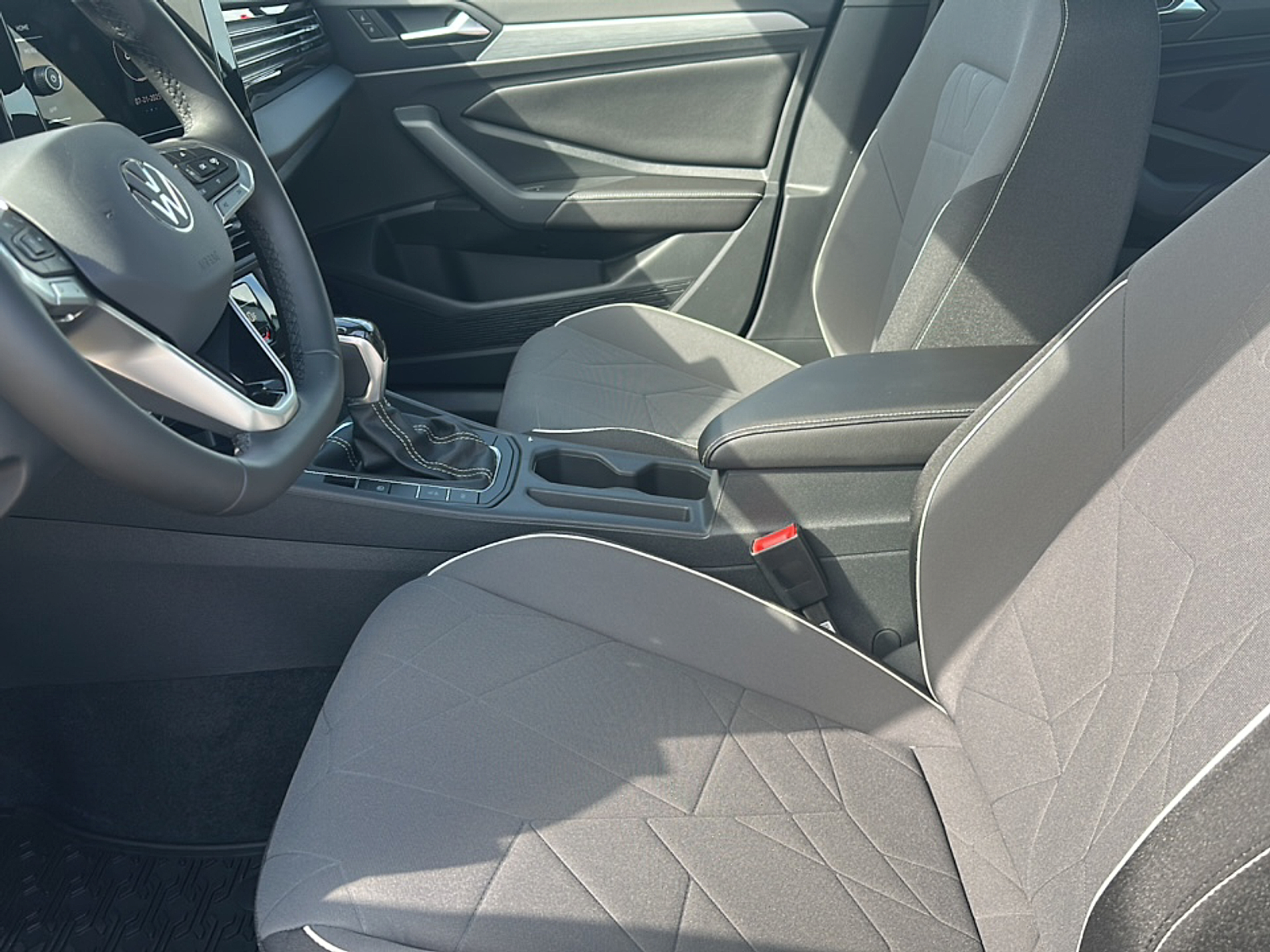 2025 Volkswagen Jetta 1.5T Sport photo 4