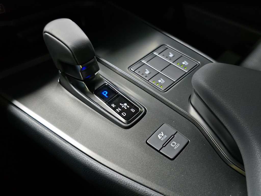 2025 Lexus UX photo 22