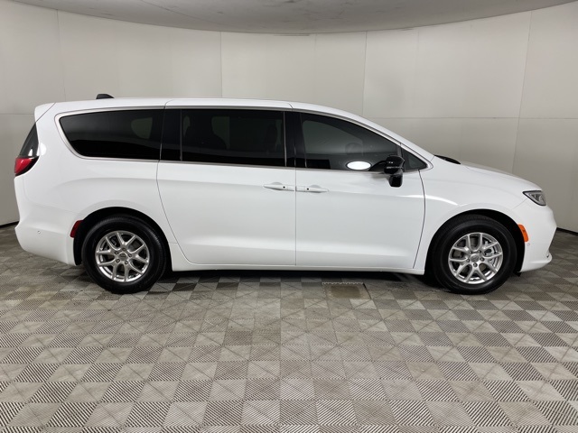 2025 Chrysler Pacifica photo 9