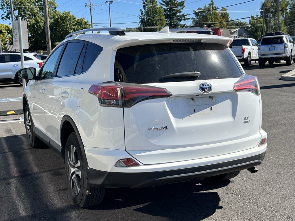 2016 Toyota RAV4 LE photo 3