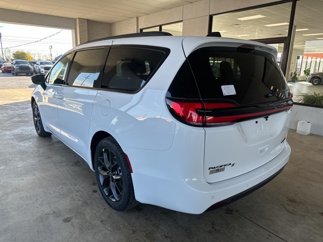 2026 Chrysler Pacifica Limited photo 3