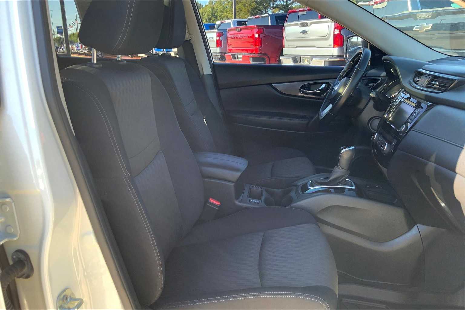 2020 Nissan Rogue SV photo 8